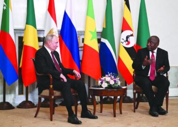 جنوب إفريقيا تتمسك بتنظيم قمة “بريكس” حضوريًا