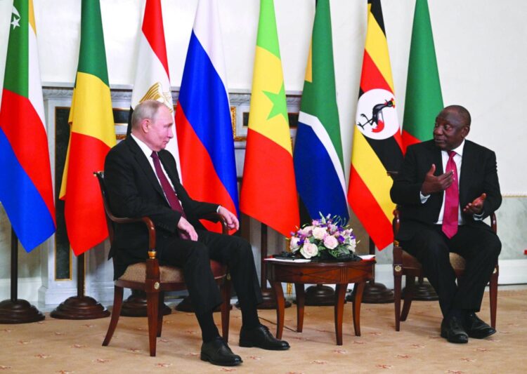 جنوب إفريقيا تتمسك بتنظيم قمة “بريكس” حضوريًا