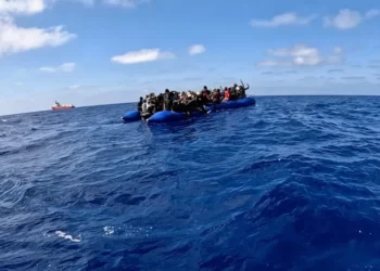 إسبانيا تنقذ قاربًا على متنه 86 مهاجرًا ومئات في عداد المفقودين