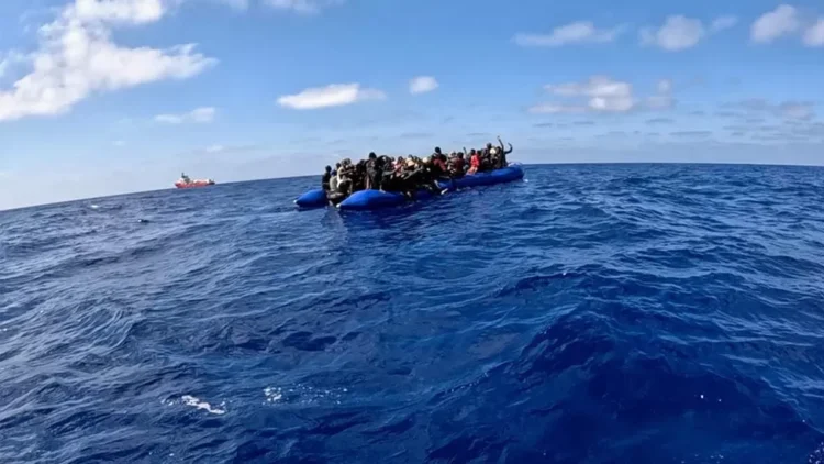 إسبانيا تنقذ قاربًا على متنه 86 مهاجرًا ومئات في عداد المفقودين