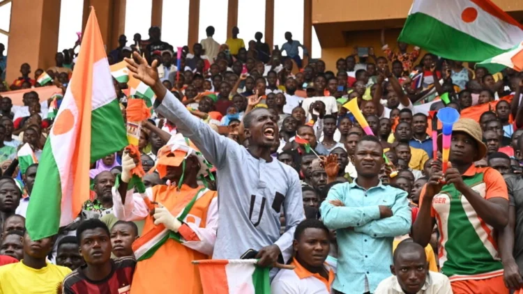 النيجر تضع قواتها في “حالة التأهب القصوى” وتطرد السفير الفرنسي