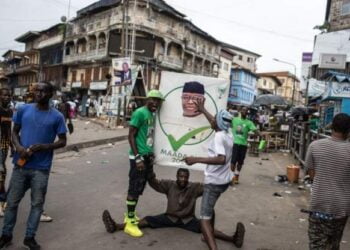 سيراليون تعتقل جنودًا من بينهم ضباط عسكريون كبار بتهمة تقويض السلام