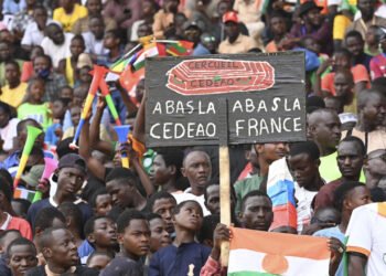 مؤيدون للمجلس العسكري بالنيجر يتظاهرون للمطالبة برحيل السفير الفرنسي