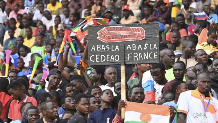 مؤيدون للمجلس العسكري بالنيجر يتظاهرون للمطالبة برحيل السفير الفرنسي