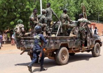 الولايات المتحدة تأمر بإجلاء بعض موظفي السفارة والأسر من النيجر