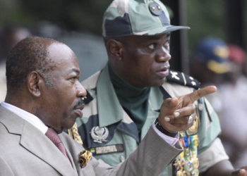 االرئس المخلوع علي بونغو في صحبة قائد الانقلاب أبريس أوليجي نجويما،-21-يوليو-2023م