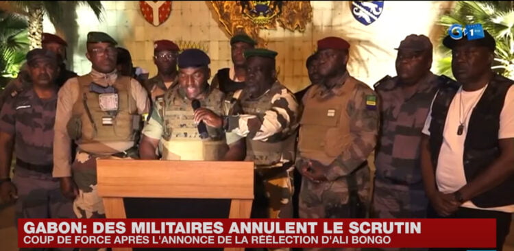ضباط في الجيش الغابوني يزعمون أنهم استولوا على السلطة على شاشة التلفزيون، 30 أغسطس 2023.