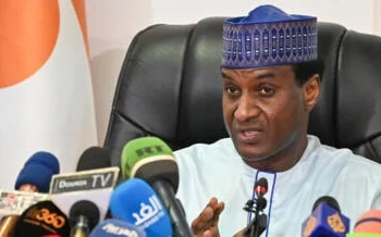 النيجر تعيد فتح المجال الجوي وتدعو لانسحاب “سريع” للقوات الفرنسية