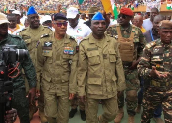 قادة النظام العسكري النيجري في ملعب بالعاصمة نيامي بعد مرور شهر على الانقلاب، النيجر، 26 أغسطس 2023. رويترز