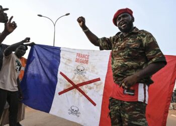 ماكرون يتحدث يوميا مع بازوم ومظاهرات تطالب برحيل القوات الفرنسية من النيجر