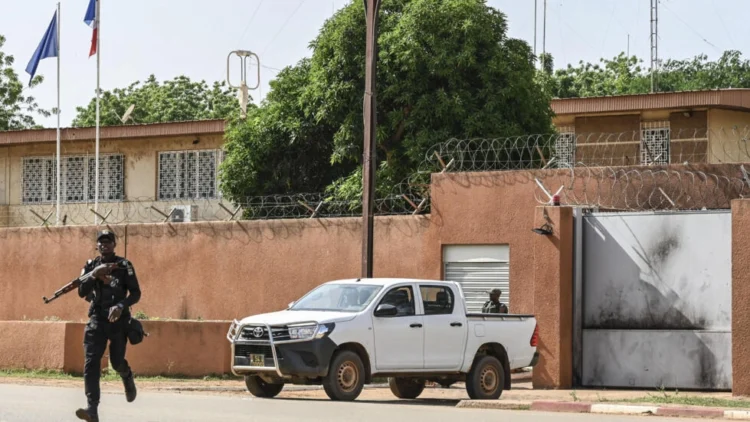 سفير فرنسا لدى النيجر يغادر إلى باريس بعد أمر المجلس العسكري بطرده