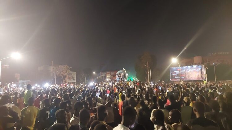 الآلاف من أنصار تراوري يحتشدون في عاصمة بوركينا فاسو بعد أنباء عن انقلاب عسكري