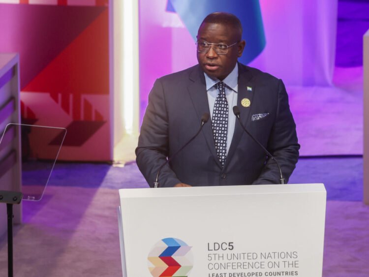 رئيس سيراليون يتّهم واشنطن بالتدخل في انتخابات بلاده