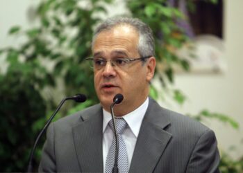 إيمانويل ماكرون: السفير الفرنسي في النيجر محتجز كـ”رهينة”