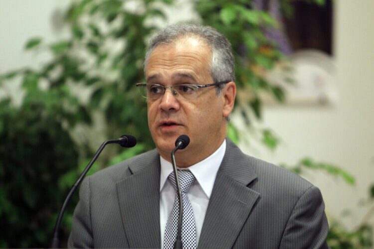 إيمانويل ماكرون: السفير الفرنسي في النيجر محتجز كـ”رهينة”