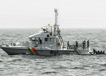 البحرية السنغالية توقف قاربين للمهاجرين يحملان 272 شخصا