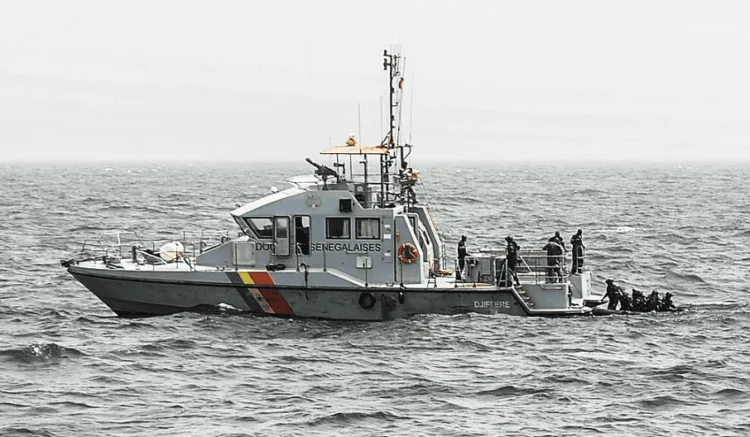 البحرية السنغالية توقف قاربين للمهاجرين يحملان 272 شخصا