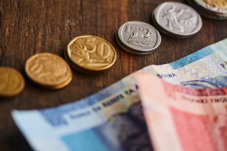 عين على إفريقيا (10-17 أكتوبر 2023م)  إفريقيا الحائرة: رواندا تُعظّم مكاسبها ومعدلات الفائدة المرتفعة تلتهم التنمية