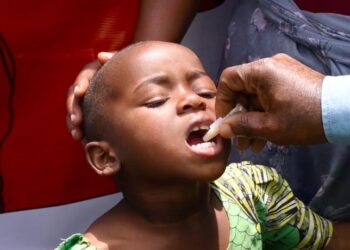 زيمبابوي تقيد التجمعات وبيع المواد الغذائية مع ارتفاع حالات الكوليرا