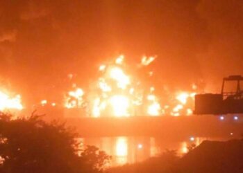 انفجار ضخم يهز محطة نفط في غينيا ودمار واسع النطاق وسط كوناكري