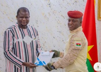 لجنة الانتخابات في بوركينا فاسو تقدم تقريرها دون تأكيد موعد للرئاسيات