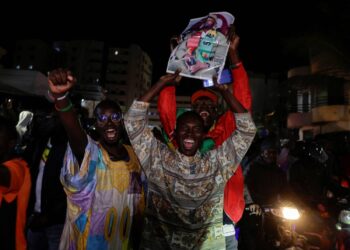 حشود من المتظاهرين تستقبل “سونكو” و “فاي” في أول ظهور علني بعد الافراج عنهما بالسنغال