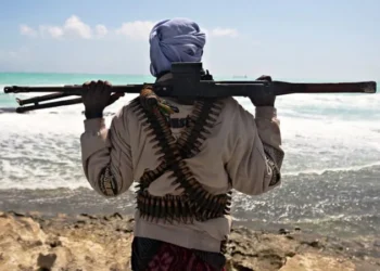 قراصنة صوماليون يطلقون سراح سفينة مختطفة وطاقمها بعد دفع فدية 5 ملايين دولار