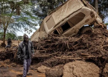 انهيار سد في كينيا جراء الفيضانات يتسبب بمقتل 45 شخصًا