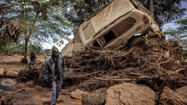 انهيار سد في كينيا جراء الفيضانات يتسبب بمقتل 45 شخصًا