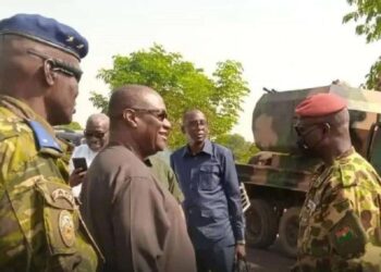 وزيرا الدفاع في بوركينا فاسو وكوت ديفوار يجتمعان مع تصاعد خطر الإرهاب وتوتر العلاقات