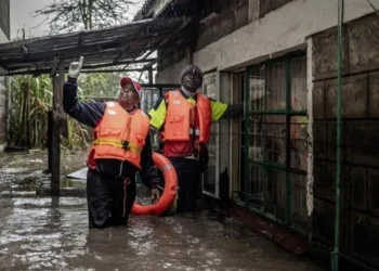 كينيا تتوقع تفاقم الفيضانات والانهيارات الأرضية مع اقتراب أول اعصار تشهده البلاد