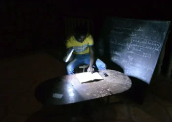 لماذا تواجه بعض الدول الإفريقية أزمة طاقة حادَّة؟