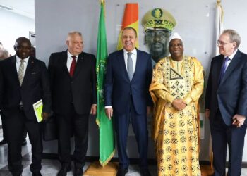 وزير الخارجية الروسي يبحث مع نظيرة الغيني التعاون العسكري وتعزيز القدرات الدفاعية