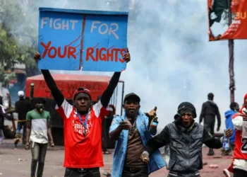 الرئيس الكيني يتراجع عن زيادة الضرائب ودعوات متصاعدة تطالبه بالتنحي