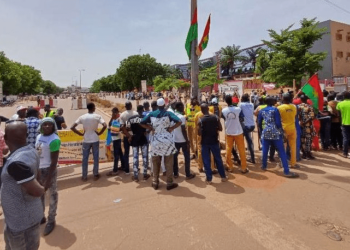 بوركينا فاسو: متظاهرون يطالبون بنقل السفارة الفرنسية ويمهلونها شهرًا واحدًا