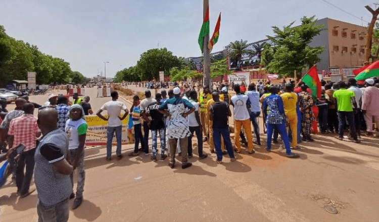 بوركينا فاسو: متظاهرون يطالبون بنقل السفارة الفرنسية ويمهلونها شهرًا واحدًا