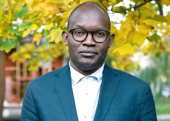 الأديب الكونغولي “فيستون مونزا موخيلا”: بعض الدول الإفريقية بمنزلة مستعمرات حديثة