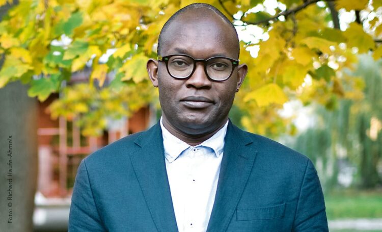 الأديب الكونغولي “فيستون مونزا موخيلا”: بعض الدول الإفريقية بمنزلة مستعمرات حديثة