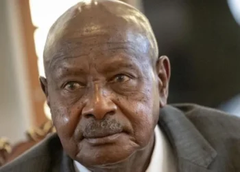 الرئيس الأوغندي يويري موسيفيني يحذر المتظاهرين من أنهم “يلعبون بالنار”