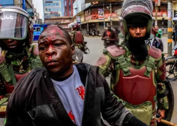 الشرطة الكينية توقف بالقوة اشتباكات بين الجماعات المؤيدة والمناهضة للحكومة