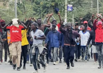 مقتل شخص في احتجاجات مناهضة للحكومة الكينية وروتو يتهم مؤسسة أمريكية بدعم “الفوضى”