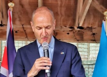 سفير بريطانيا لدى الصومال يرد على اتهامه بانتهاك سيادة البلاد