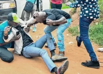 إصابة زعيم حزب المعارضة الأوغندي بوبي واين بطلق ناري