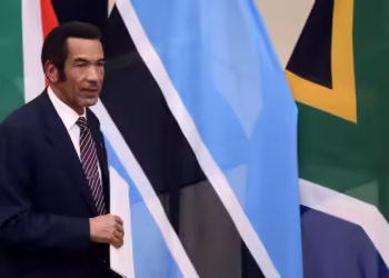 زعيم بوتسوانا السابق المنفي إيان خاما يعود إلى وطنه والمحكمة تعلق أوامر الاعتقال
