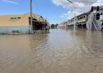 هروب ما يقرب من 300 سجين من سجن نيجيري بعد فيضانات مدمرة