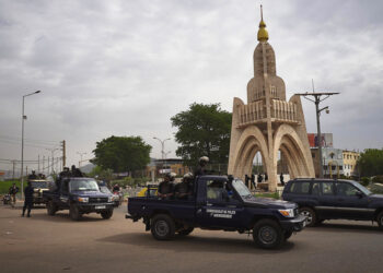 انفجارات وإطلاق نار في عاصمة مالي وحديث عن هجوم “متمردين”