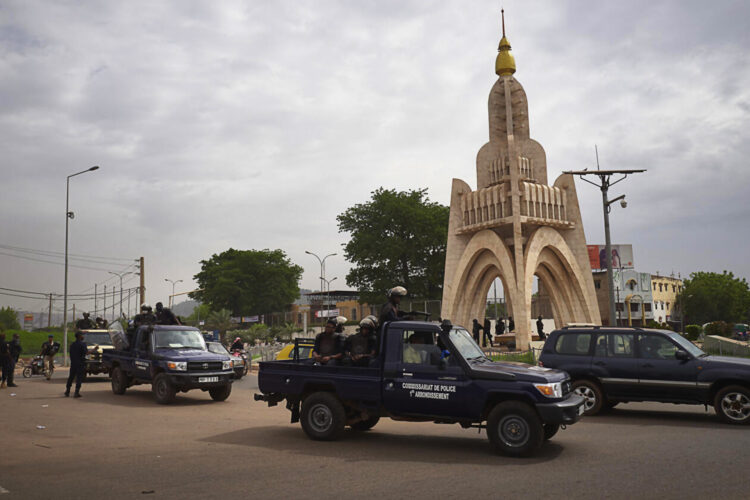 انفجارات وإطلاق نار في عاصمة مالي وحديث عن هجوم “متمردين”