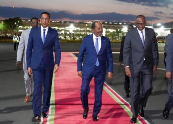 الرئيس الصومالي يصل إلى كينيا لبحث عملية الانتقال الأمني والعلاقات الثنائية