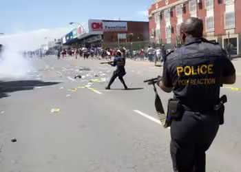 جنوب إفريقيا تتحرك بشكل حاسم لمعالجة الجريمة وسط مخاوف من وحشية الشرطة