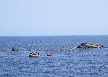 قارب يقل أكبر عدد من المهاجرين الأفارقة في رحلة واحدة يصل إلى جزر الكناري